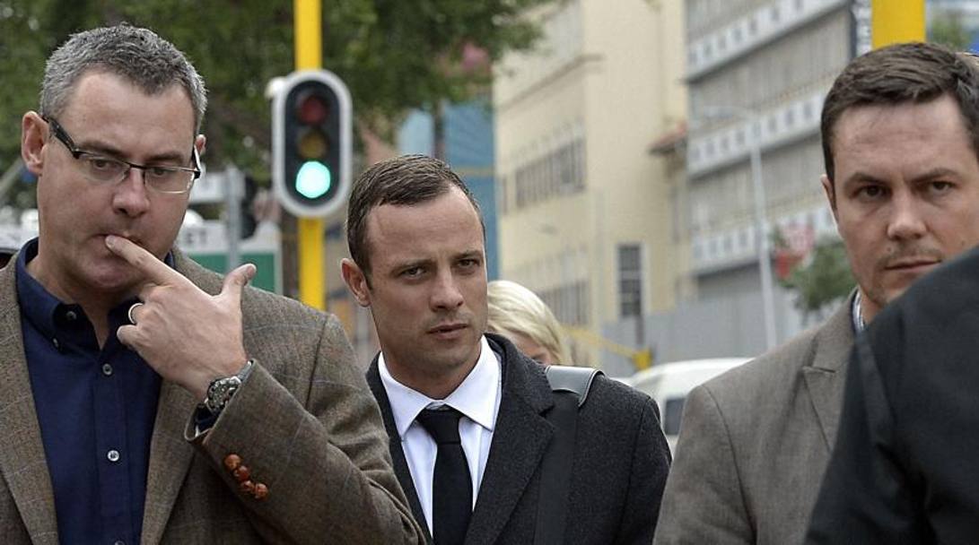 Oscar Pistorius si reca alla Gauteng High Court di Pretoria per il sesto giorno del processo: l&#39;accusa   di avere assassinato la fidanzata Reeva Steenkamp il giorno di San Valentino 2013. Afp